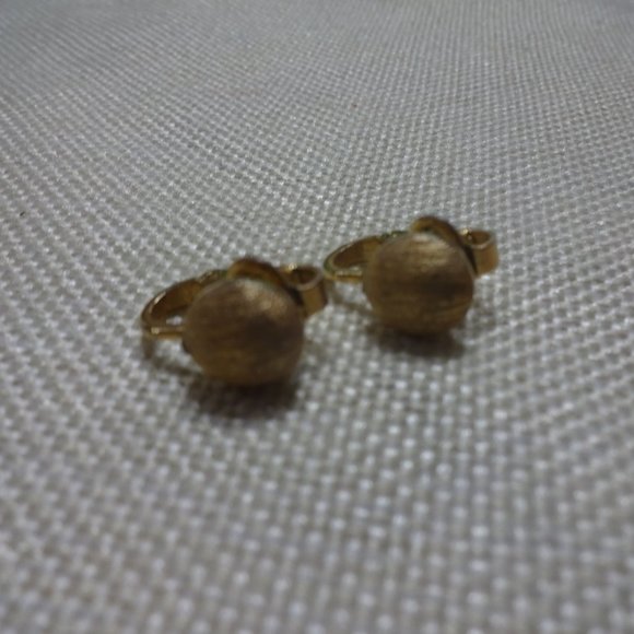 Vintage "TRIFARI CROWN" Button Brushed Gold Clip-On Earrings #262B - Picture 3 of 3